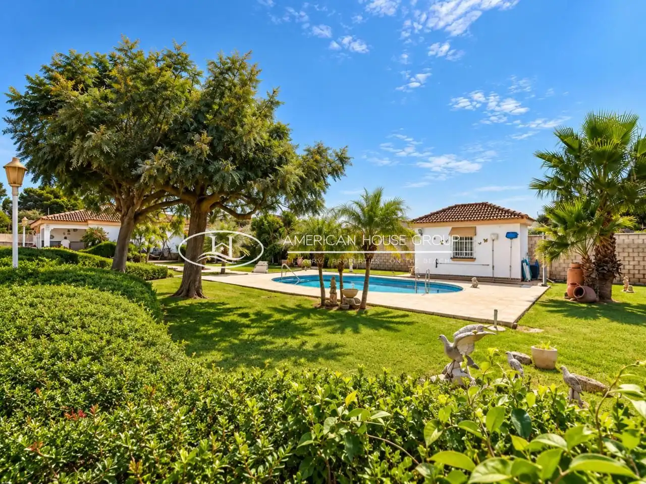 Vista exterior de Casa o xalet en venda en Chiclana de la Frontera amb Aire condicionat, Jardí privat i Traster