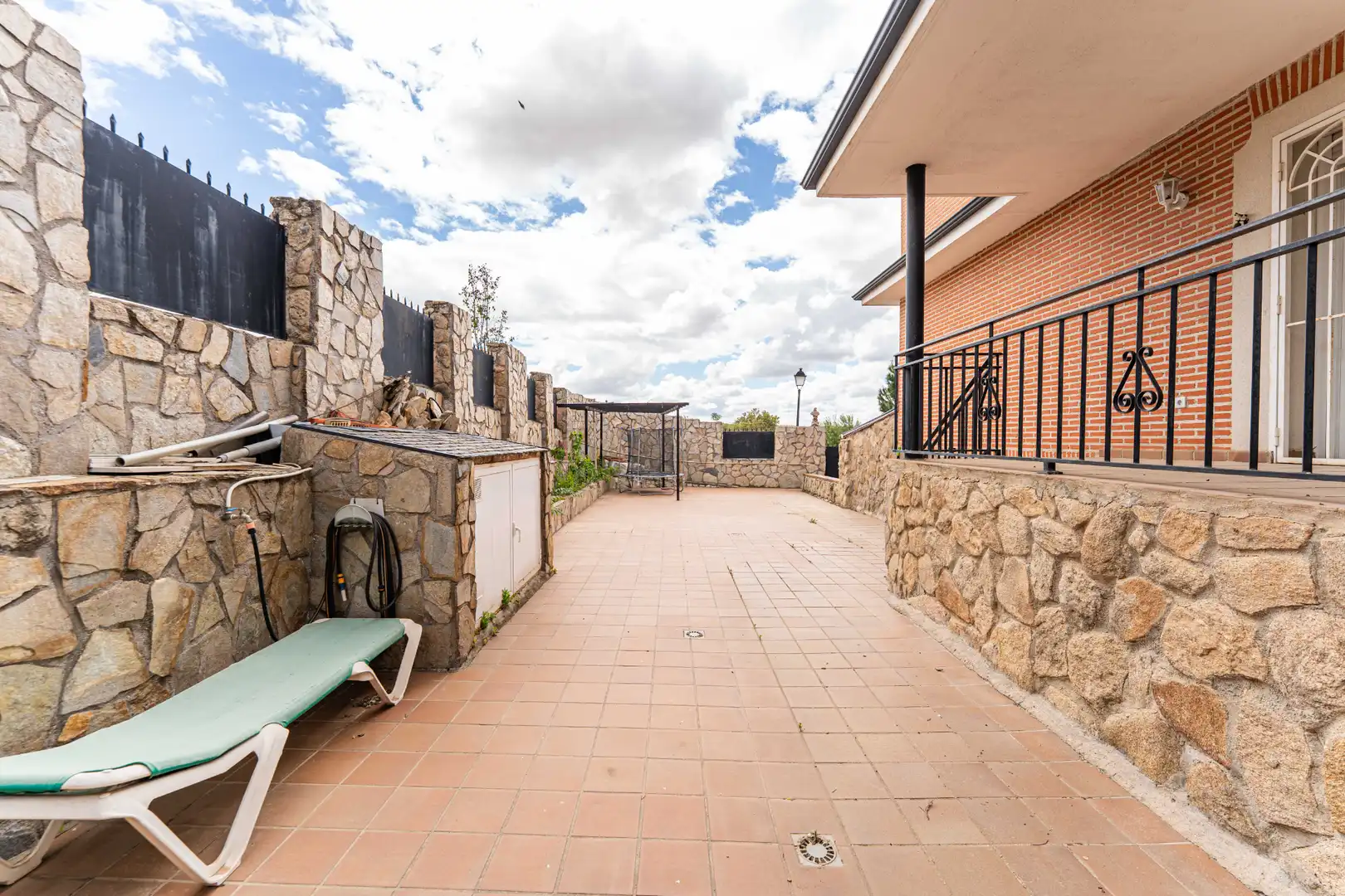 Terrassa de Casa adosada en venda en Arroyomolinos (Madrid) amb Calefacció, Jardí privat i Moblat