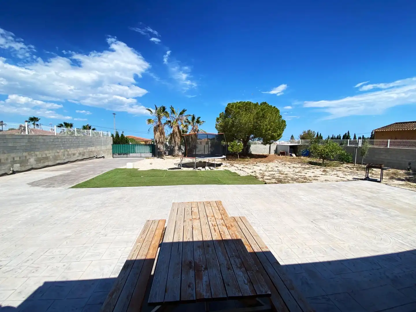 Terrassa de Finca rústica de lloguer en El Campello amb Aire condicionat, Jardí privat i Moblat