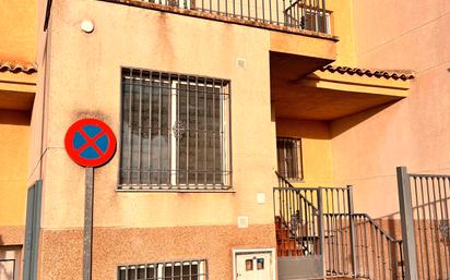 Vista exterior de Casa adosada en venda en Alhendín amb Jardí privat, Terrassa i Traster