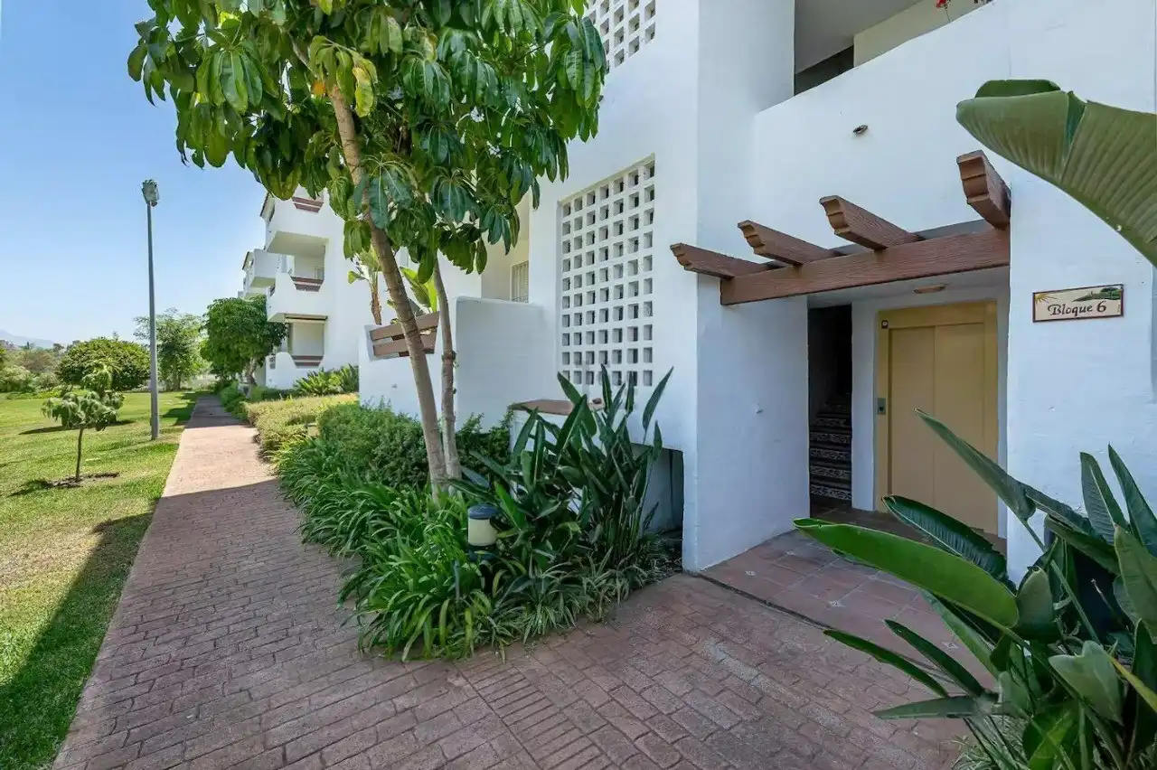 Vista exterior de Apartamento de alquiler en Estepona con Aire acondicionado, Terraza y Piscina