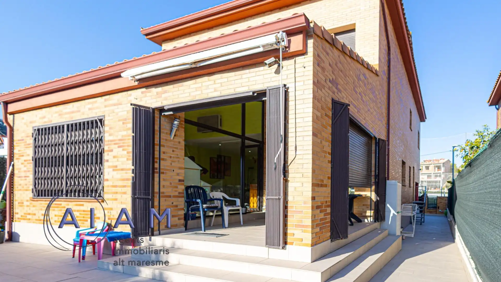 Vista exterior de Casa o xalet en venda en Pineda de Mar amb Aire condicionat, Calefacció i Jardí privat