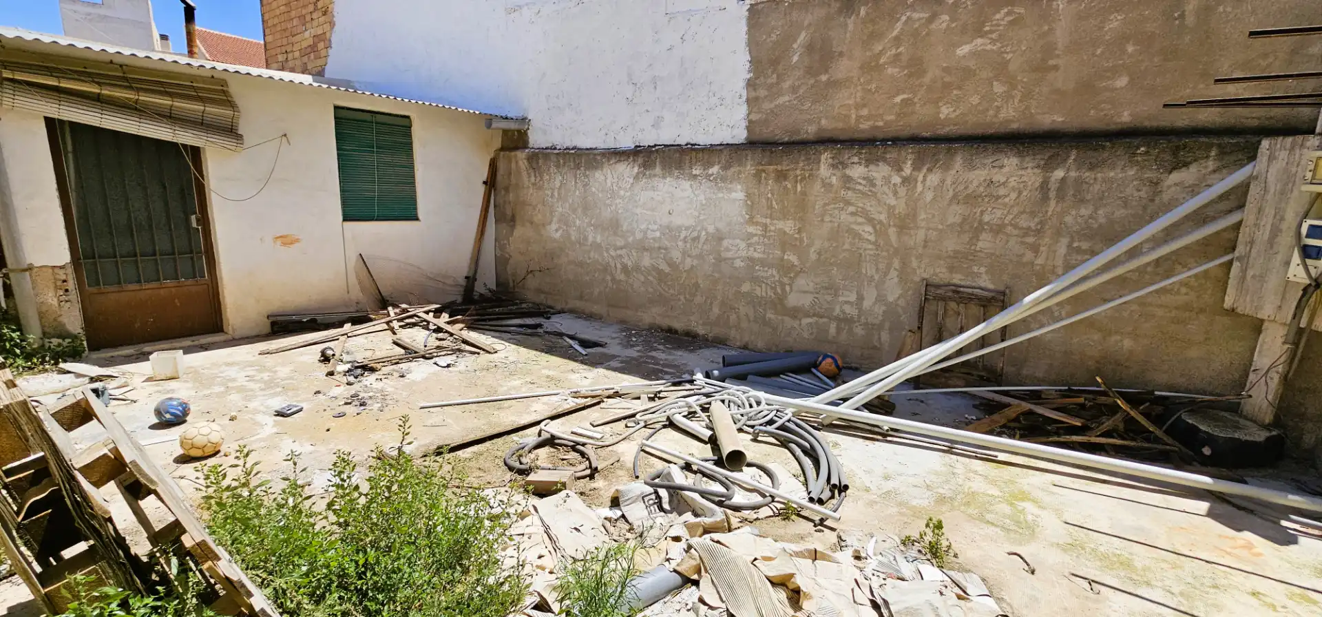 Außenansicht von Einfamilien-Reihenhaus zum Verkauf in Totana mit Terrasse und Abstellraum