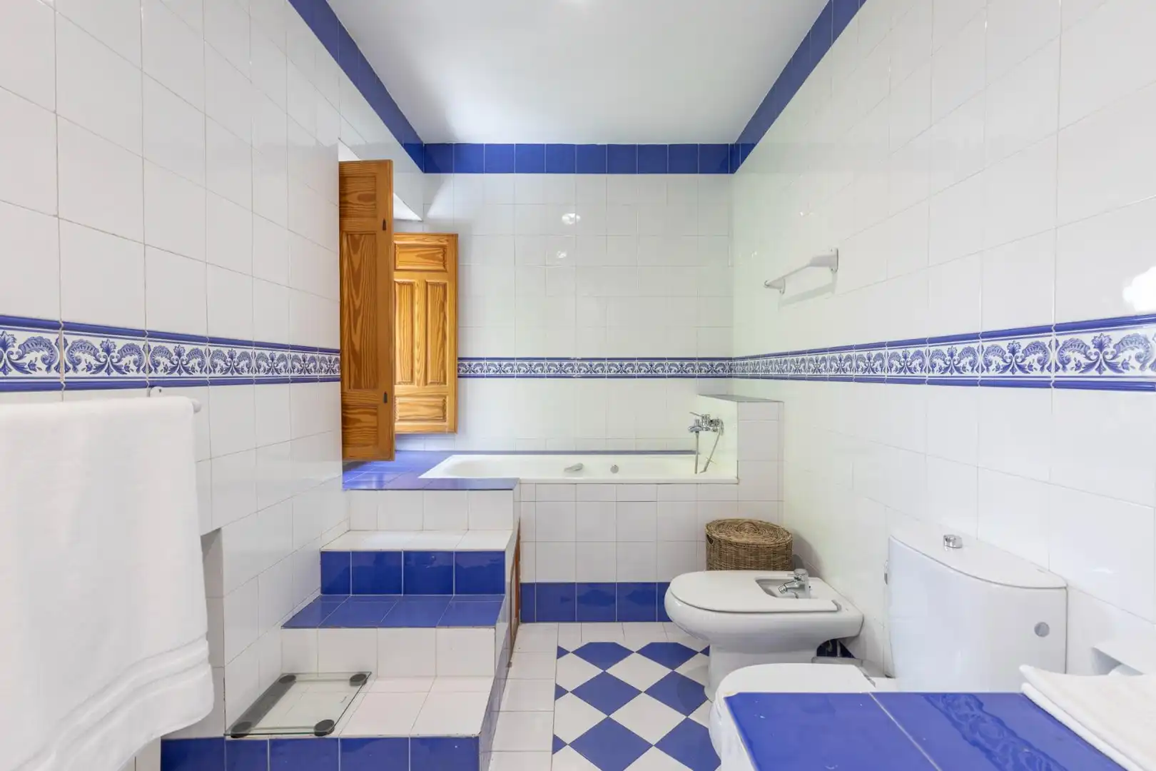 Baño de Casa o chalet en venta en Las Gabias con Aire acondicionado, Calefacción y Jardín privado