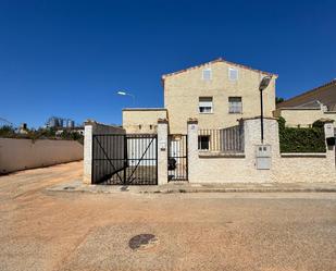 Vista exterior de Casa adosada en venda en Requena amb Terrassa i Forn