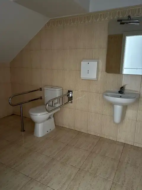 Badezimmer von Geschaftsraum zur Miete in Ferrol mit Klimaanlage und Parkett