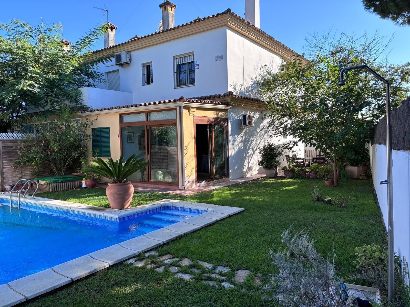 Vista exterior de Casa adosada en venda en El Puerto de Santa María amb Aire condicionat, Jardí privat i Parquet