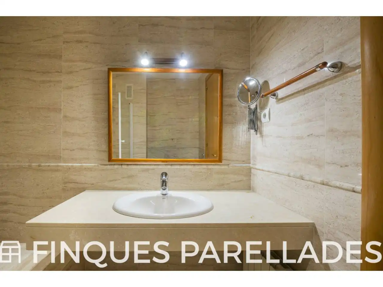 Badezimmer von Dachboden zum Verkauf in Sitges mit Heizung, Terrasse und Abstellraum