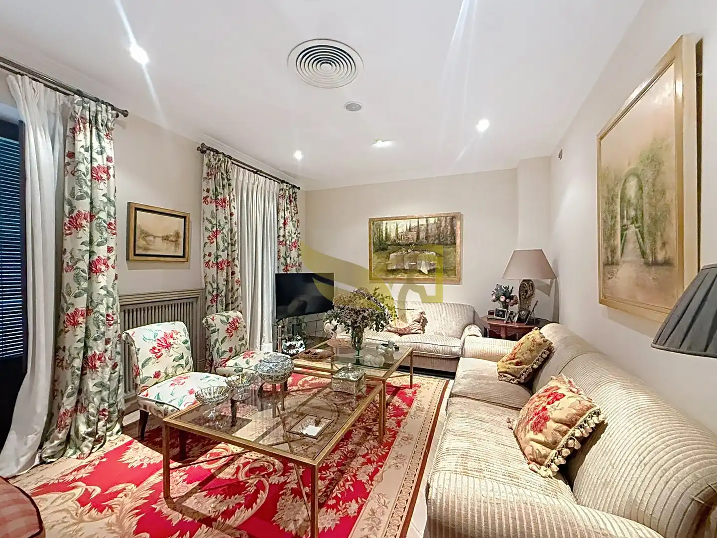 Wohnzimmer von Einfamilien-Reihenhaus zum Verkauf in Sevilla mit Klimaanlage, Heizung und Privatgarten