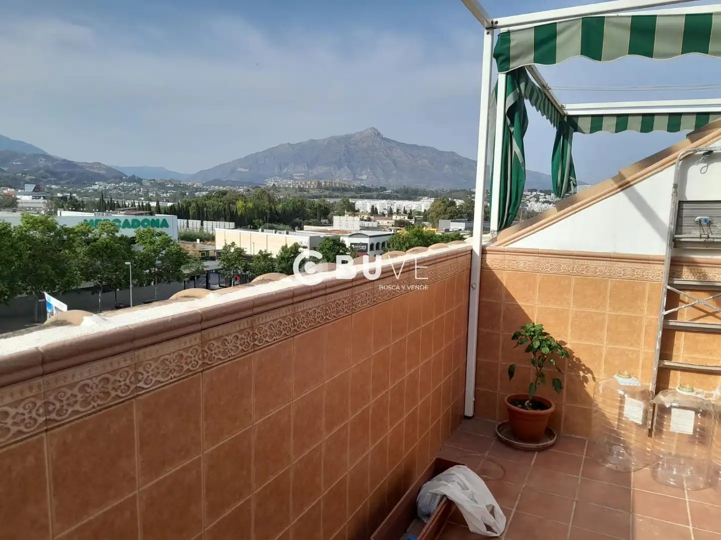Vista exterior de Dúplex en venda en Marbella amb Aire condicionat i Terrassa