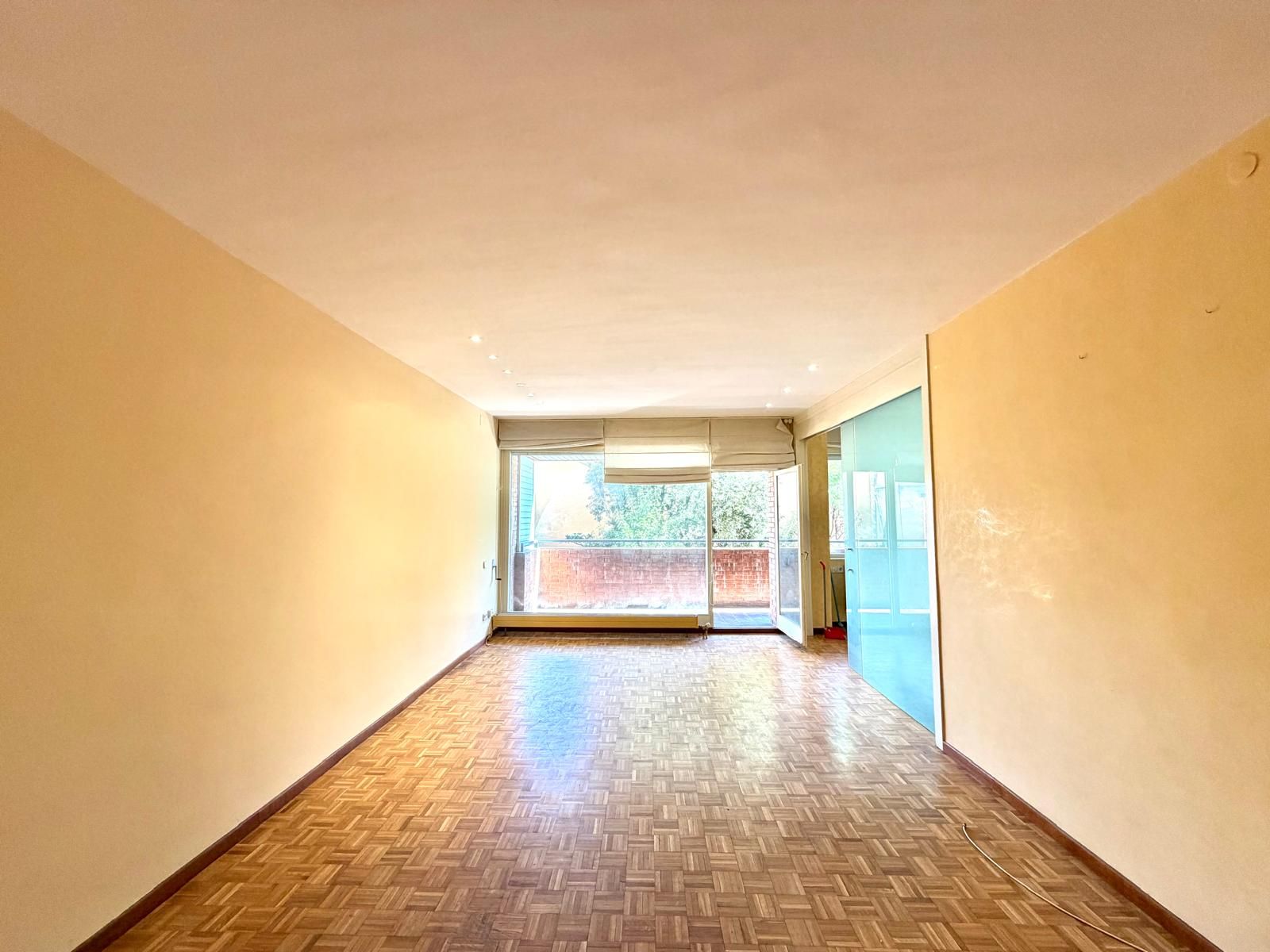 Apartment to rent in  Barcelona Capital  with Heating, Parquet flooring and Balcony
