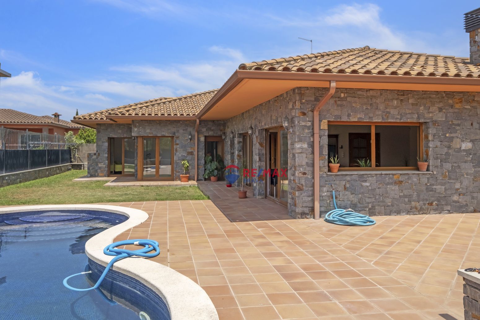 Exterior view of House or chalet for sale in Castelló d'Empúries  with Air Conditioner, Heating and Private garden