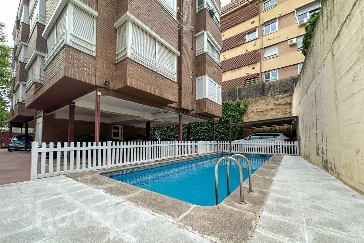 Swimming pool of Flat for sale in  Madrid Capital  with Air Conditioner, Heating and Community pool
