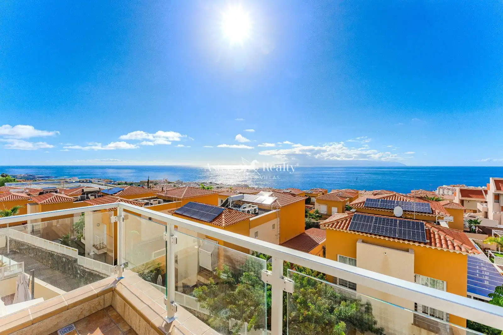 Außenansicht von Einfamilien-Reihenhaus zum Verkauf in Santiago del Teide mit Privatgarten, Terrasse und Abstellraum