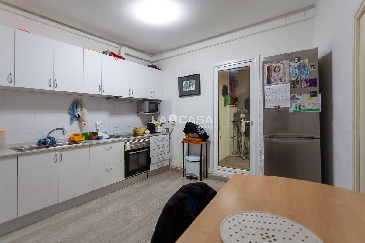 Cuina de Planta baixa en venda en L'Hospitalet de Llobregat amb Terrassa