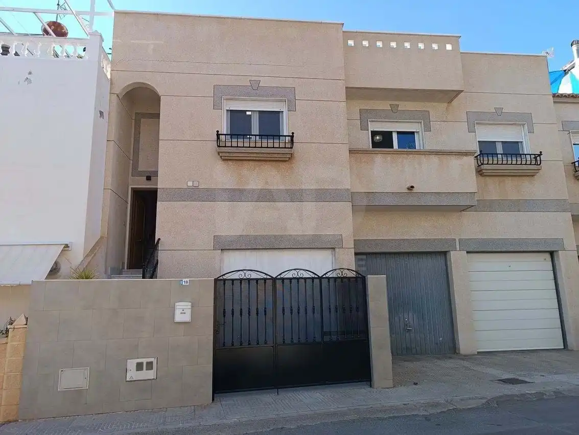 Vista exterior de Casa adosada en venta en Roquetas de Mar con Terraza
