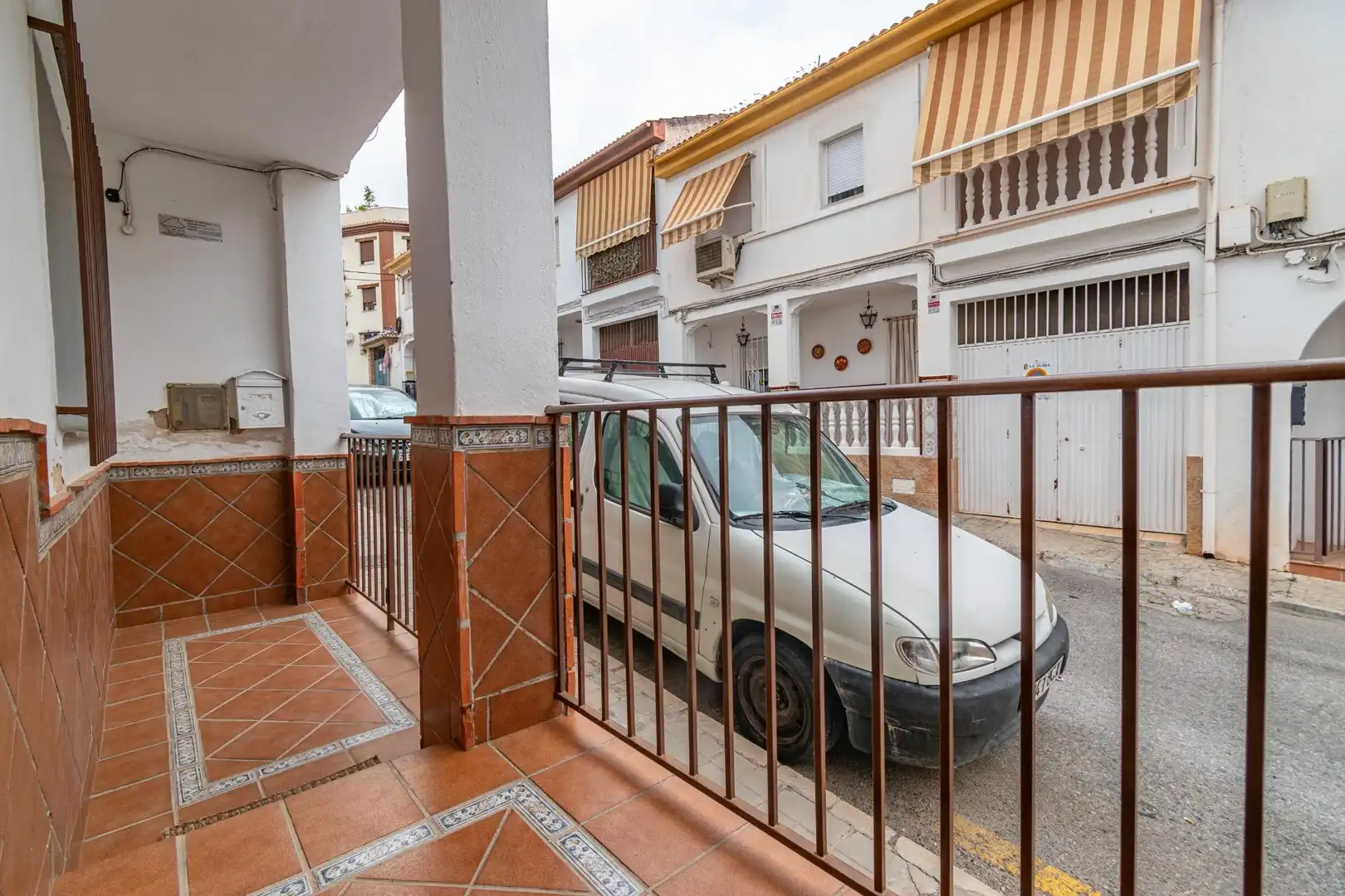 Vista exterior de Casa adosada en venda en La Zubia amb Terrassa