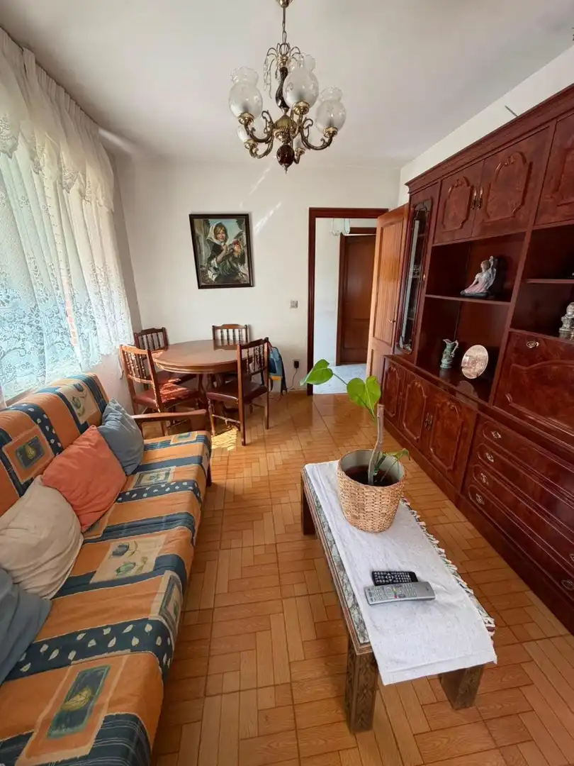 Sala d'estar de Casa adosada en venda en Villamañán amb Calefacció i Moblat