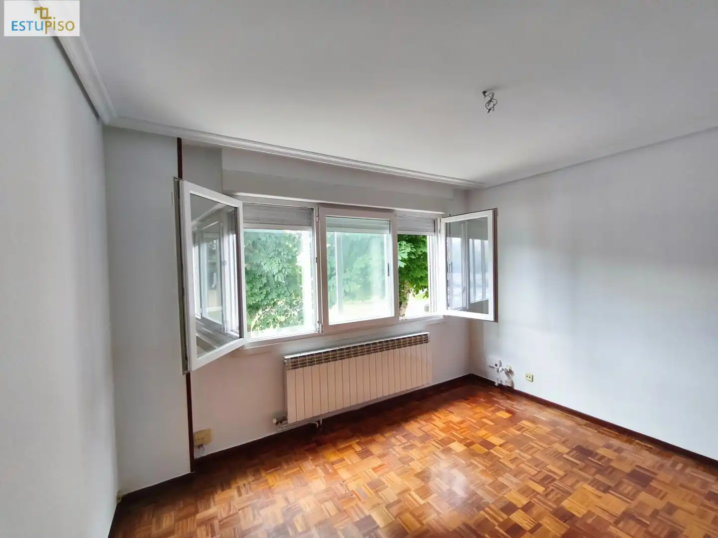 Sala d'estar de Pis en venda en Vitoria - Gasteiz amb Calefacció, Parquet i Traster