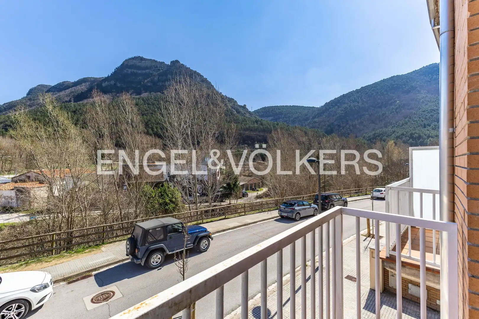 Vista exterior de Casa adosada en venda en Guardiola de Berguedà amb Calefacció, Jardí privat i Balcó