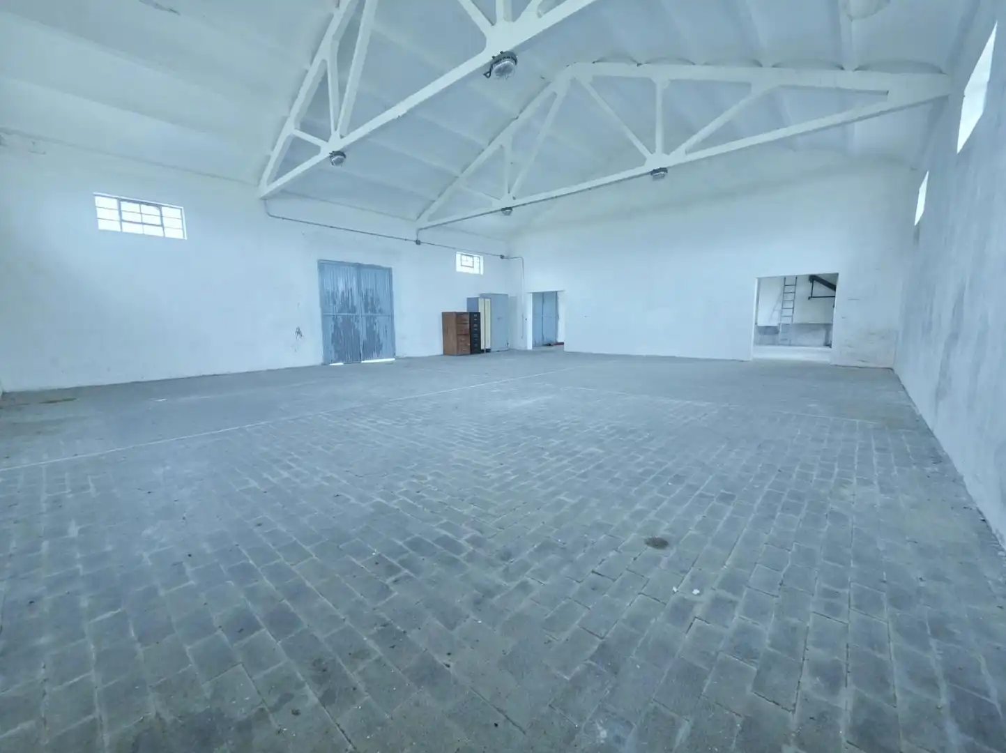 Industrial buildings for sale in Cantiveros