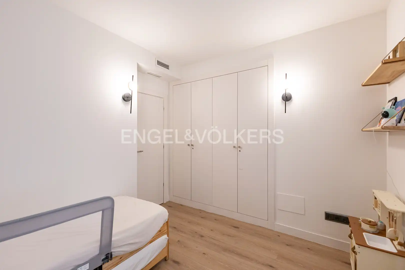 Bedroom of Ground floor for rent in Madrid  with Air Conditioner, Heating and Private garden