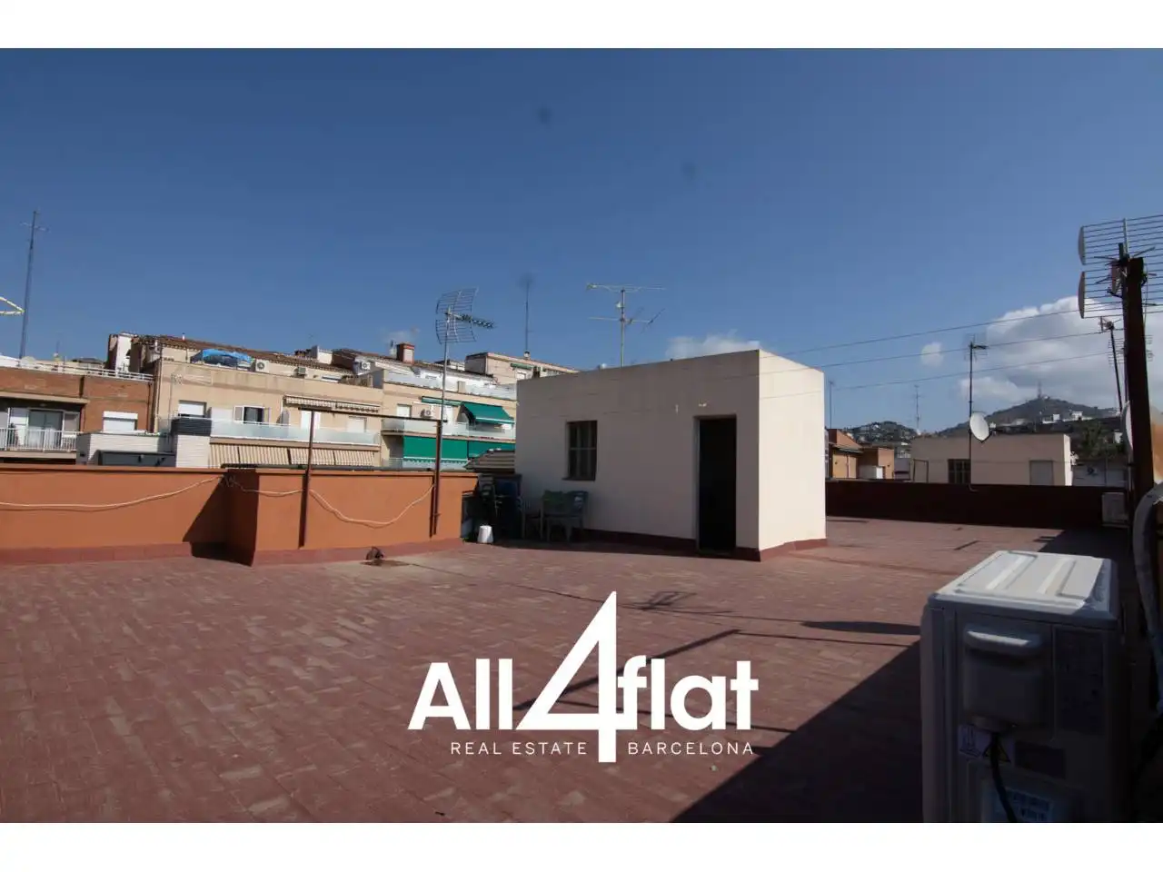 Exterior view of Flat for rent in Esplugues de Llobregat  with Air Conditioner, Heating and Parquet flooring