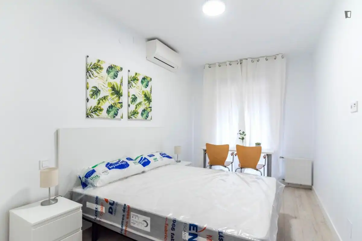 Dormitori de Apartament per a compartir en  Madrid Capital amb Aire condicionat, Calefacció i Moblat