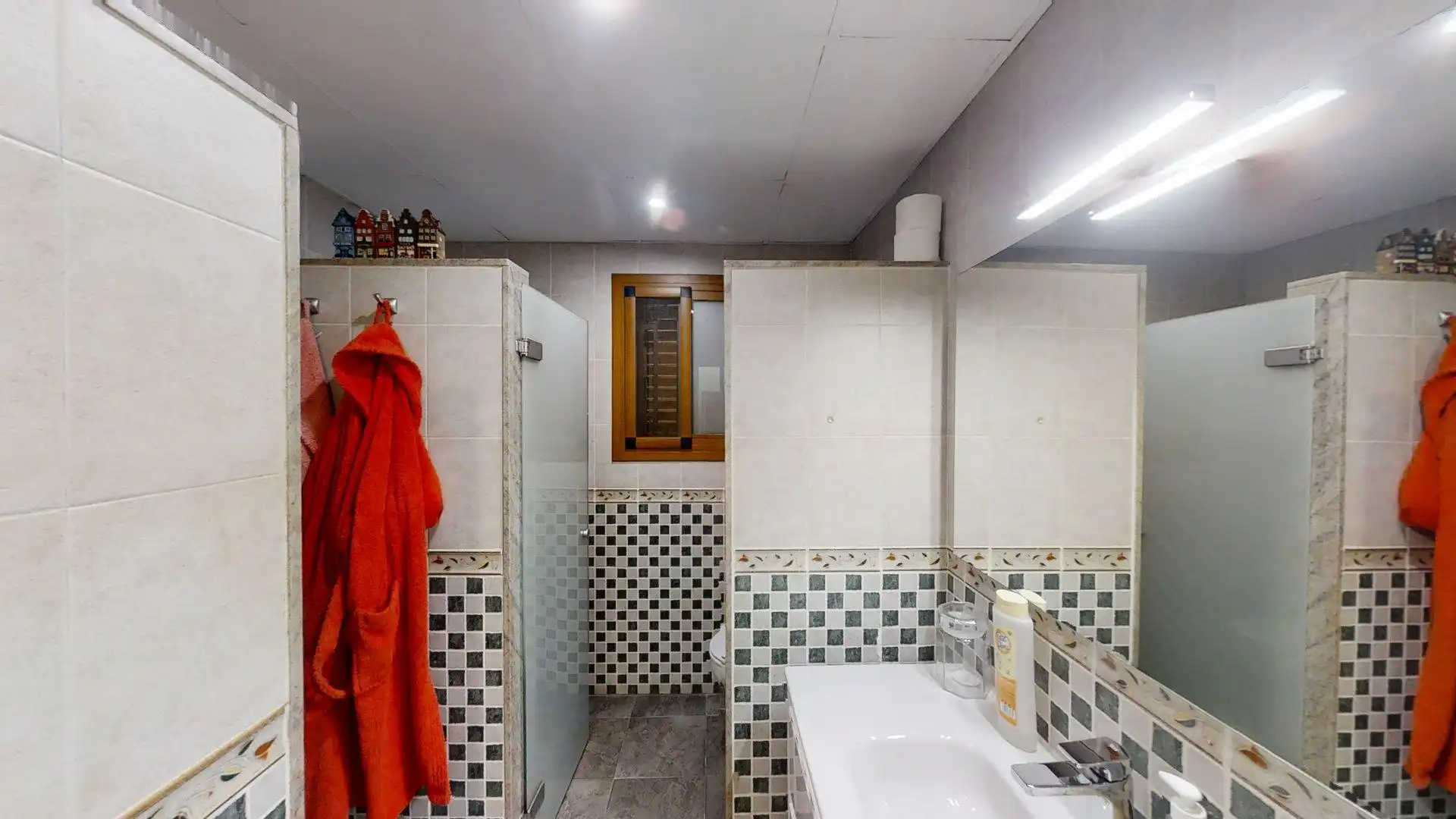 Bany de Casa o xalet en venda en L'Eliana amb Aire condicionat, Calefacció i Jardí privat