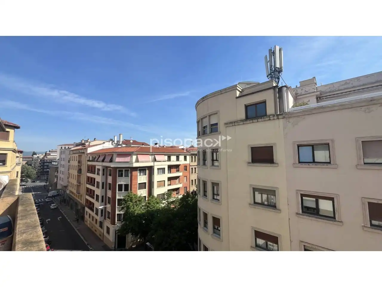 Vista exterior de Pis en venda en  Pamplona / Iruña amb Parquet, Terrassa i Alarma