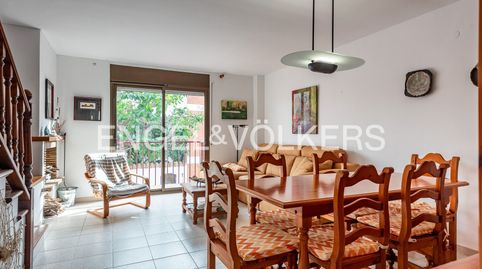 Soleado duplex cerca de la playa