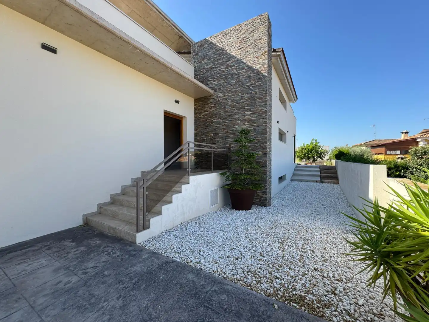 Exterior view of Houses for sale in La Pobla de Vallbona  with Air Conditioner, Private garden and Terrace