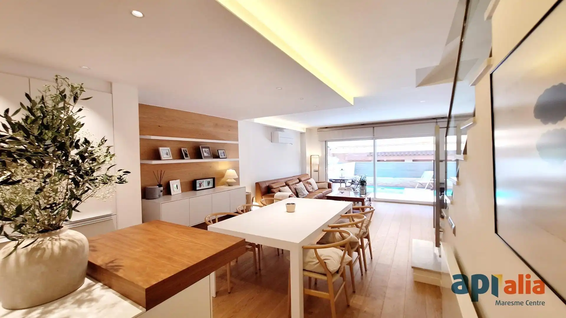 Wohnzimmer von Einfamilien-Reihenhaus zum Verkauf in Vilassar de Mar mit Klimaanlage, Heizung und Privatgarten