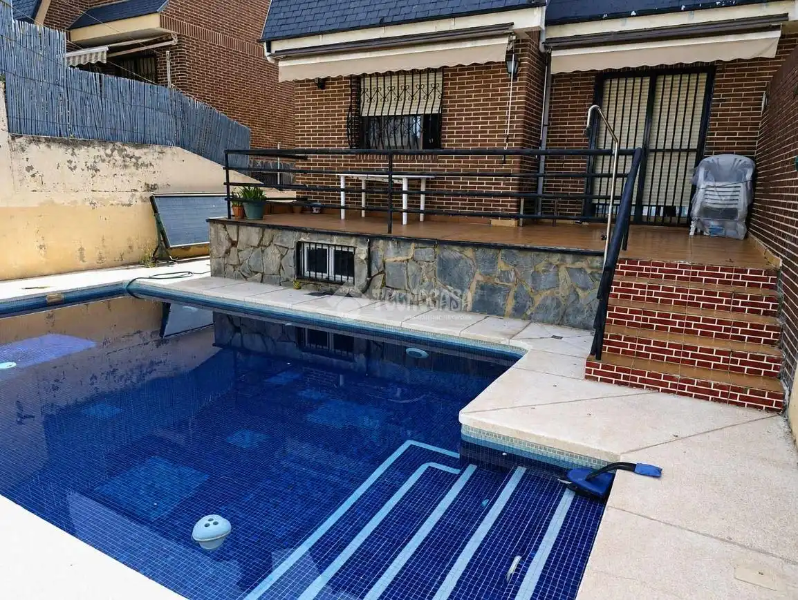 Piscina de Casa adosada en venta en Fuenlabrada con Calefacción