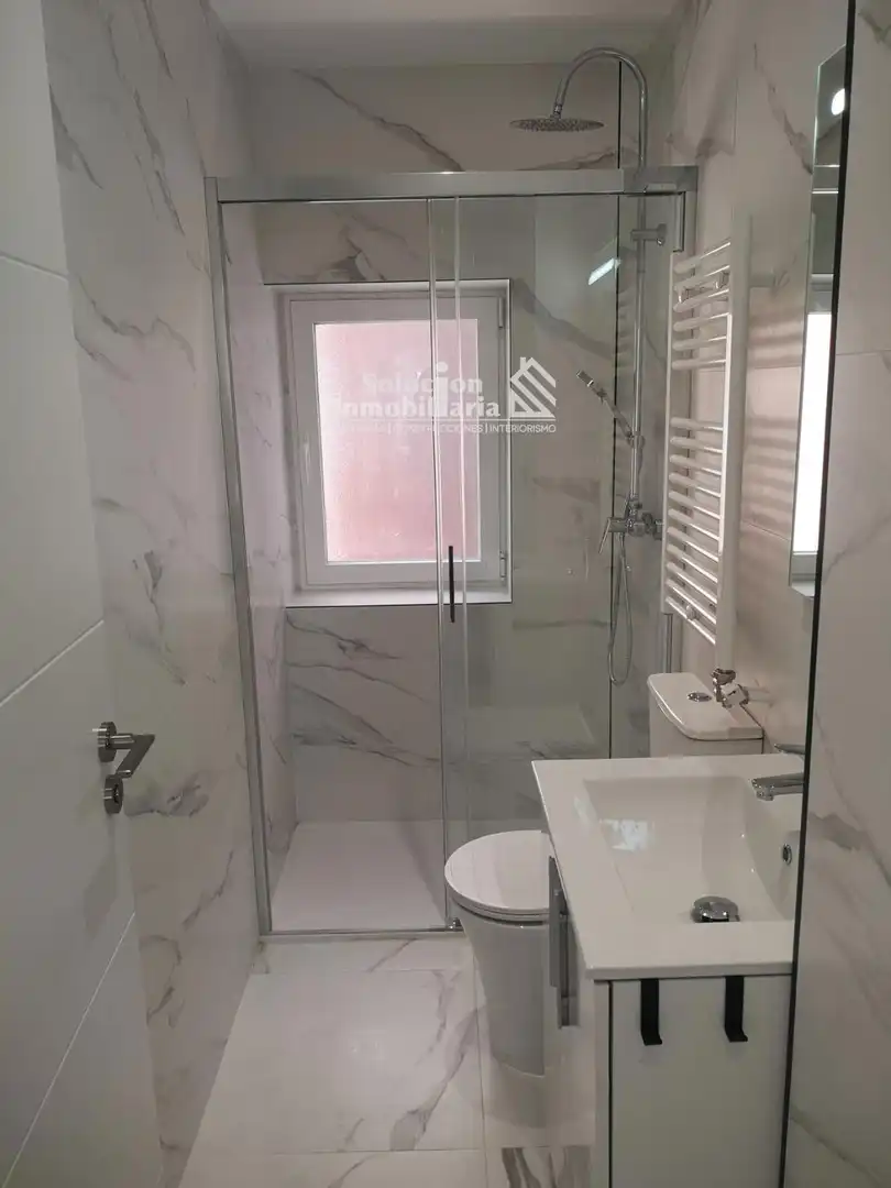 Bathroom of Flat for rent in Salamanca  with Heating, Terrace and Furnished