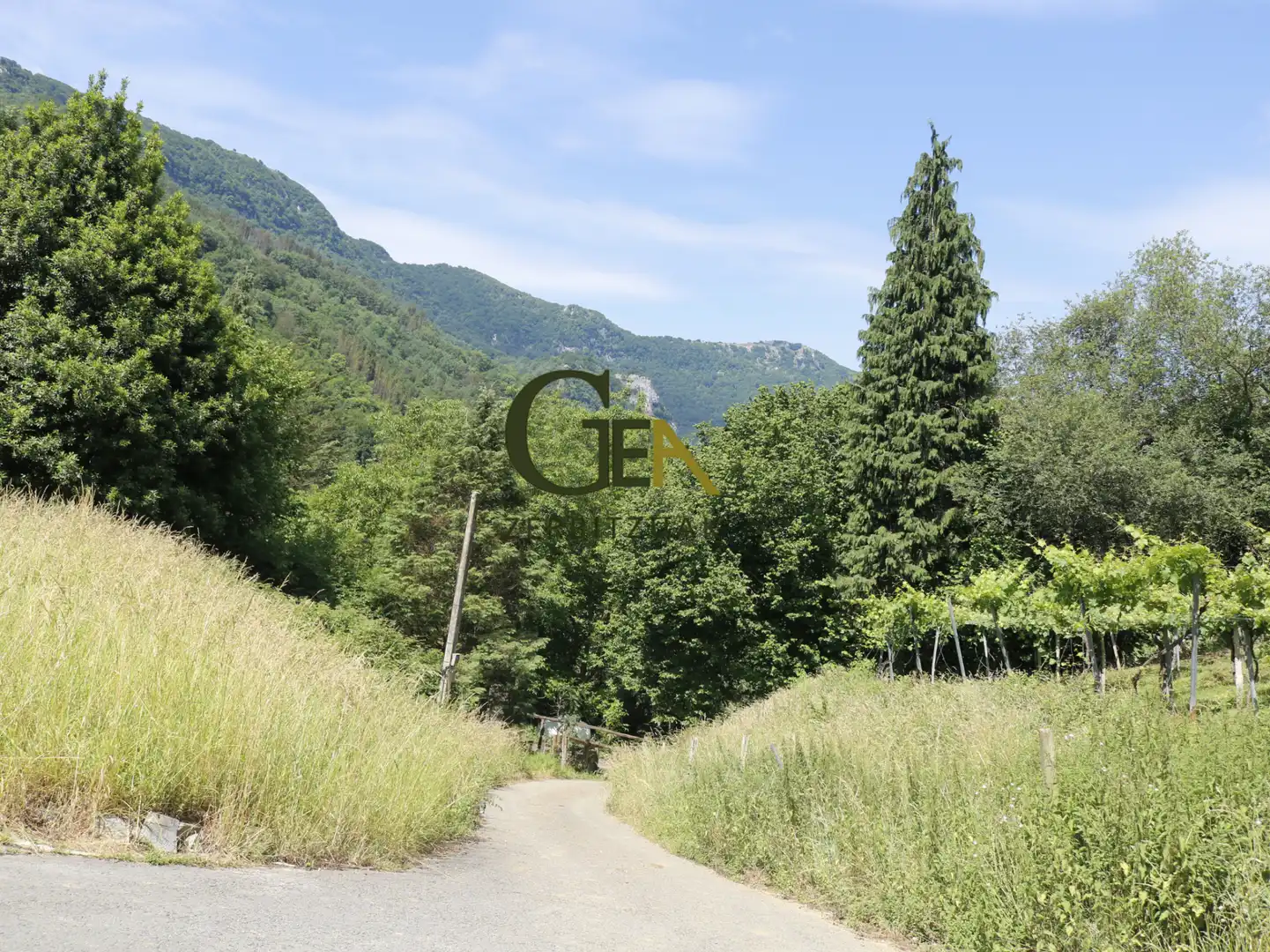 Einfamilien-Reihenhaus zum Verkauf in Alkiza mit Heizung, Privatgarten und Terrasse