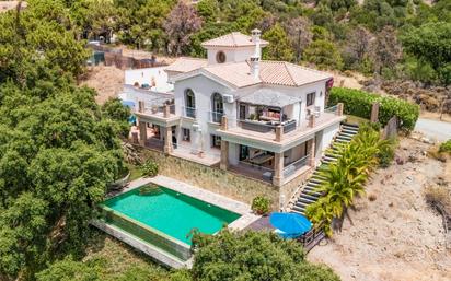 Vista exterior de Casa o xalet en venda en Estepona amb Jardí privat, Terrassa i Piscina