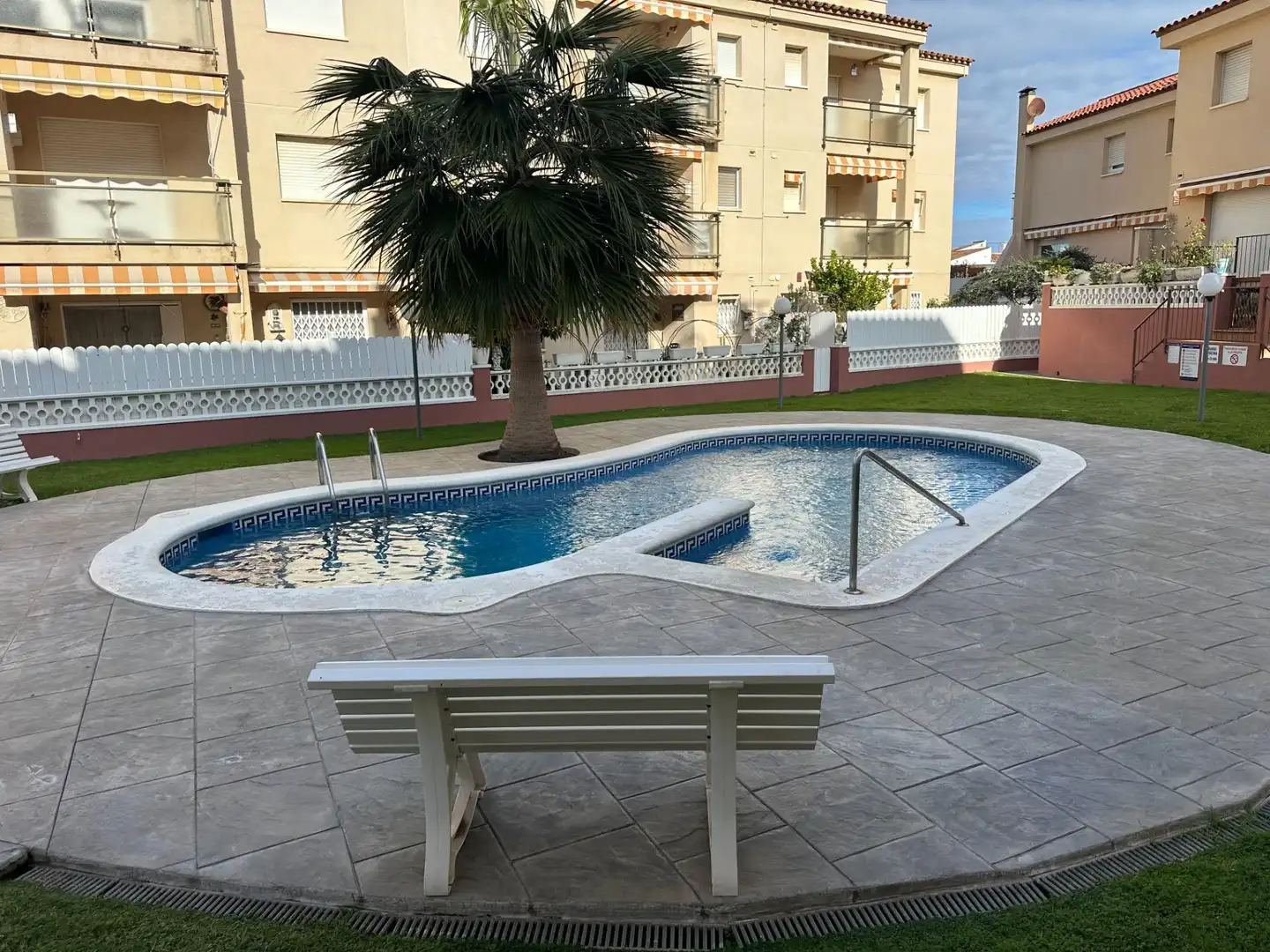 Schwimmbecken von Wohnungen zum Verkauf in Torredembarra mit Privatgarten, Terrasse und Balkon