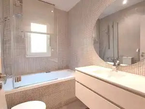 Bathroom of Flat for rent in Madrid  with Air Conditioner, Heating and Parquet flooring