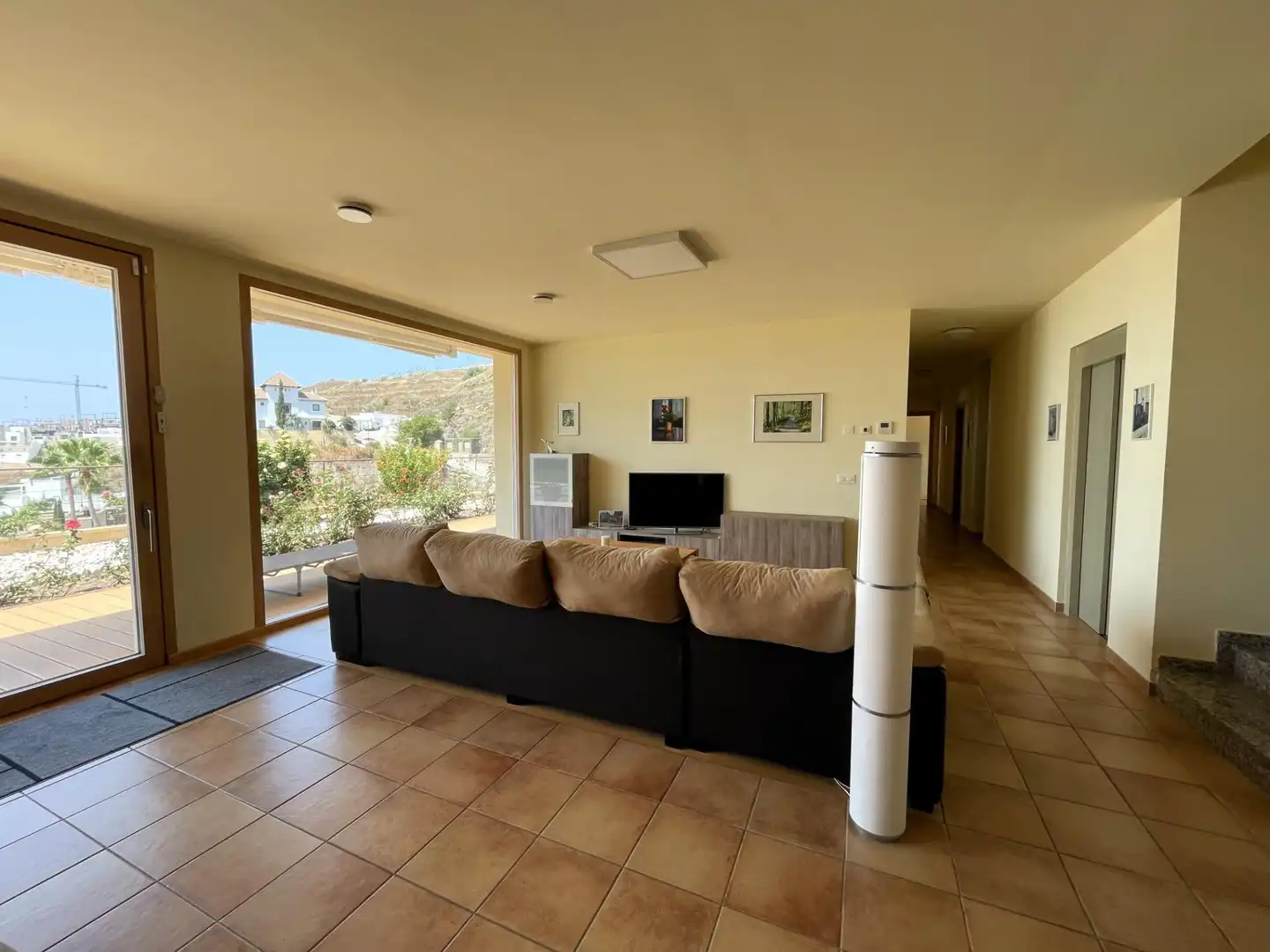 Sala d'estar de Casa o xalet en venda en Torrox amb Aire condicionat, Jardí privat i Piscina