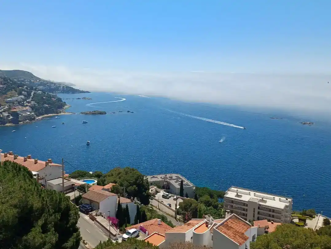 Vista exterior de Casa o xalet de lloguer en Roses amb Aire condicionat, Jardí privat i Moblat