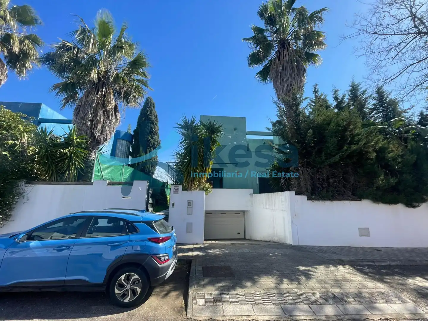 Vista exterior de Casa o xalet en venda en Espartinas amb Jardí privat, Piscina i Piscina comunitària