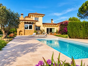 Casa con piscina en venta en Garriguella