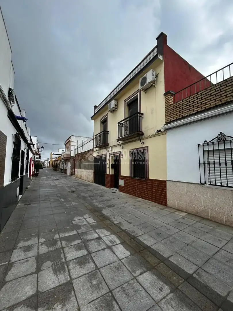 Vista exterior de Casa adosada en venta en La Rinconada con Aire acondicionado, Calefacción y Alarma