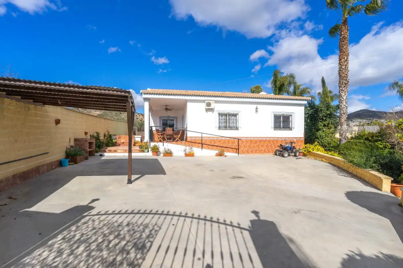 Vista exterior de Casa o xalet de lloguer en Alhaurín de la Torre amb Aire condicionat, Calefacció i Jardí privat