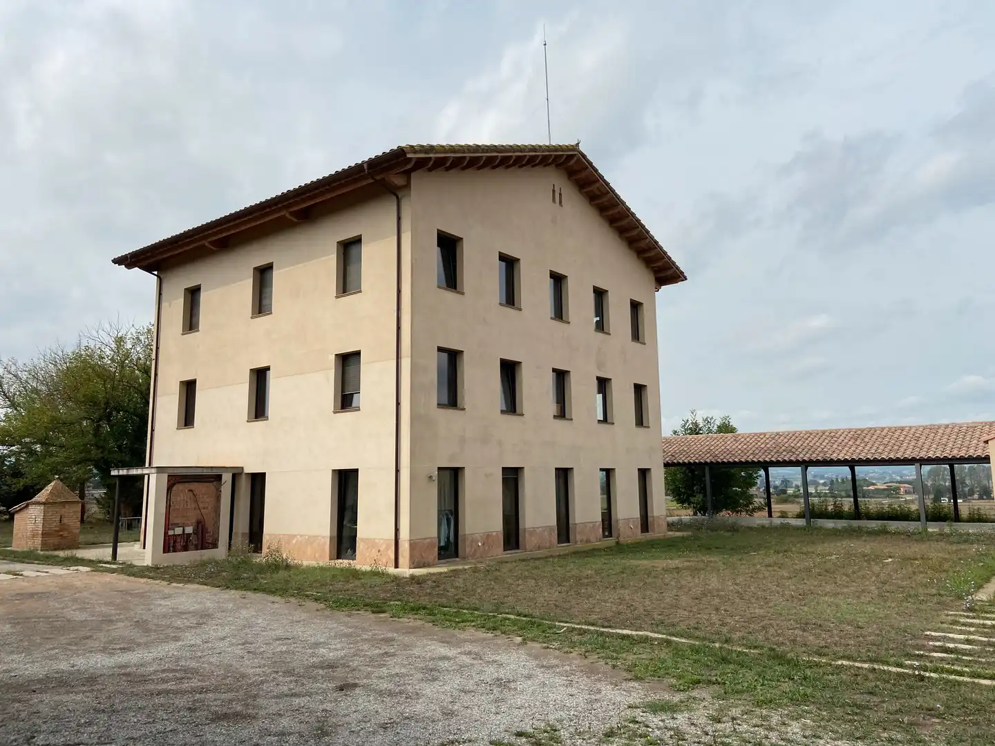 Vista exterior de Finca rústica en venda en Tavèrnoles amb Calefacció, Parquet i Terrassa
