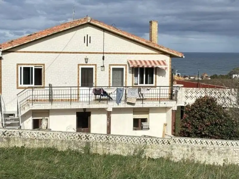 Vista exterior de Planta baixa en venda en Suances amb Jardí privat i Terrassa