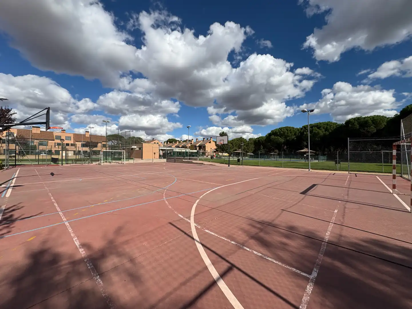 Vista exterior de Casa adosada en venta en Simancas con Aire acondicionado, Calefacción y Jardín privado