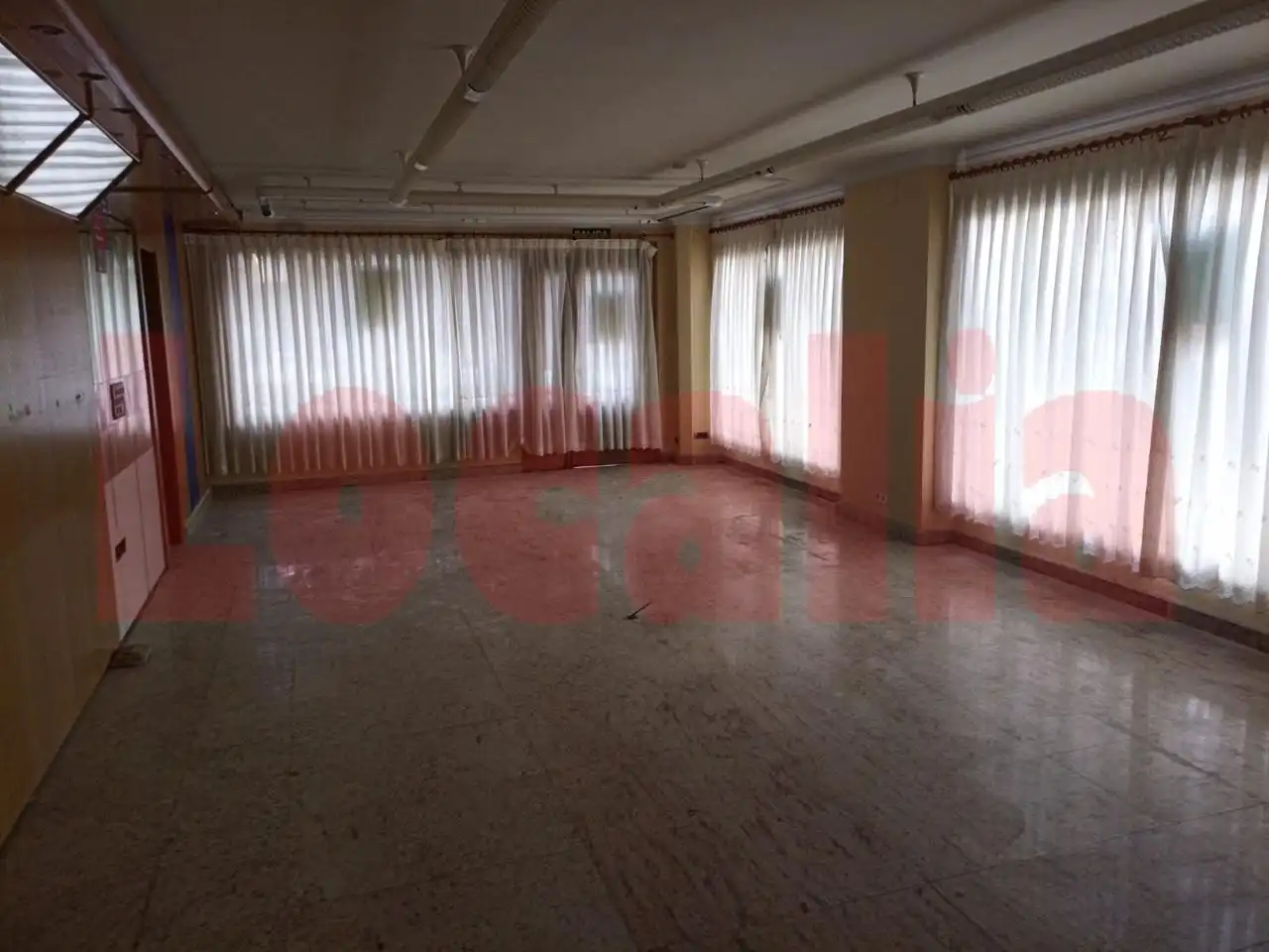 Local comercial de lloguer a De Bilbao