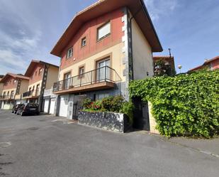 Vista exterior de Casa o xalet en venda en Castro-Urdiales amb Jardí privat, Parquet i Terrassa